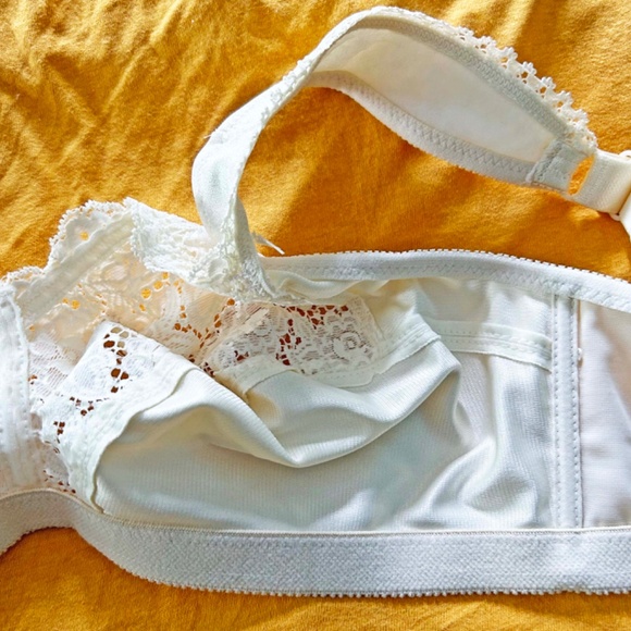 WONDERBRA FULL SUPPORT, NATURAL COLOUR, SIZE 40C, SOFT CUP, COMFORT CUSHION STRA - Picture 9 of 12